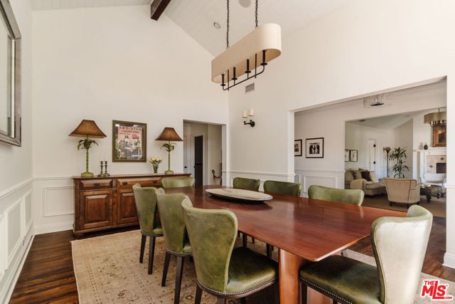 4237 Bluebell Avenue, Studio City CA: https://media.crmls.org/mediaz/52d94c1e-ac9e-43c0-afbe-ed48847e0b2c.jpg