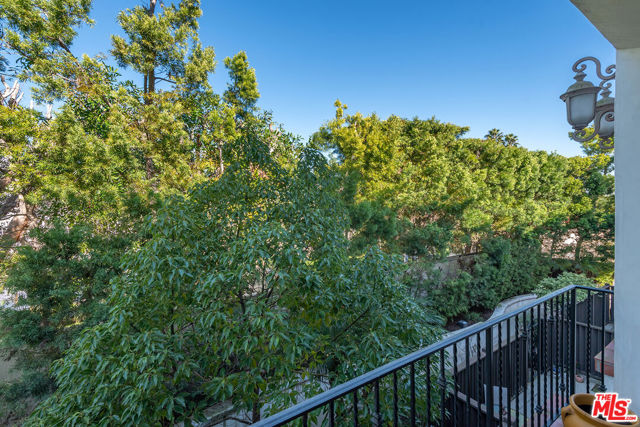 1619 Artesia Boulevard, Manhattan Beach CA: https://media.crmls.org/mediaz/52d9a22d-ca57-4027-bafb-a2433740c11c.jpg