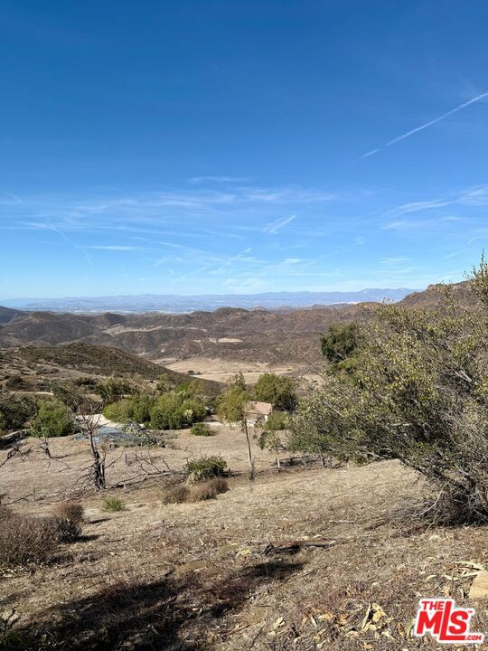 11077 Pacific View Drive, Malibu CA: https://media.crmls.org/mediaz/52dba954-98e5-477d-b94b-e4bcdc04f309.jpg