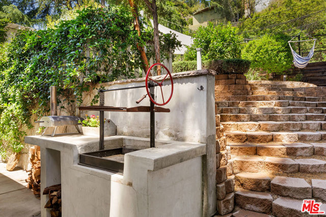 8421 Kirkwood Drive, Los Angeles CA: https://media.crmls.org/mediaz/52dc22d7-32bb-40fd-8571-85adc7faec4f.jpg