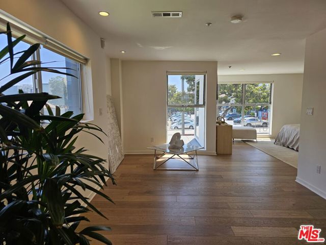 1617 Broadway, Santa Monica CA: https://media.crmls.org/mediaz/52dca279-7494-4606-99f5-7dc67f716791.jpg