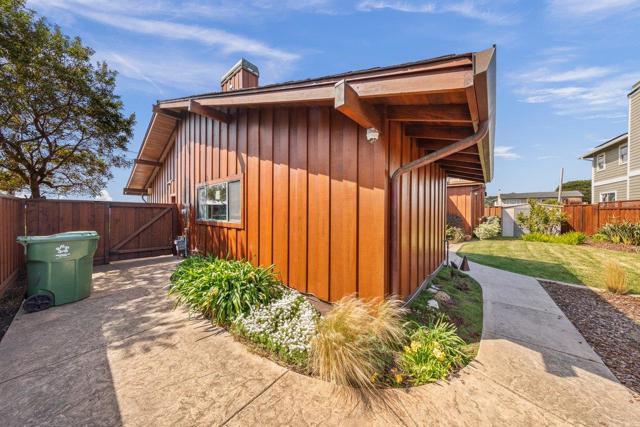 861 Railroad Avenue, Half Moon Bay CA: https://media.crmls.org/mediaz/52dde2e2-2003-4207-82b6-f5c4b67d71af.jpg