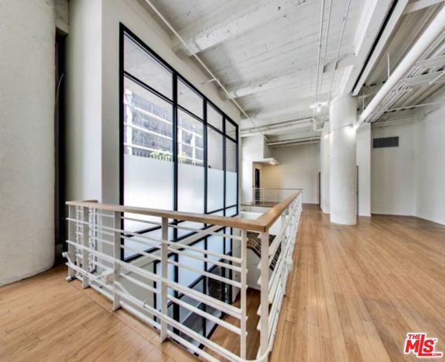 330 W 11th Street, Los Angeles CA: https://media.crmls.org/mediaz/52e07e0e-db00-4486-95b8-a49c5bde4cf0.jpg