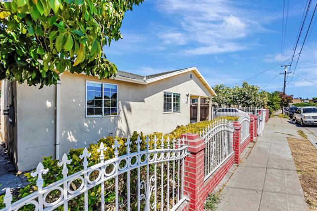 1111 Stonington Ave, San Pablo CA: https://media.crmls.org/mediaz/52e0ac0c-3158-4a4d-95a0-5d99a912235f.jpg