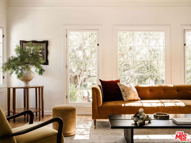 131 S Arden Boulevard, Los Angeles CA: https://media.crmls.org/mediaz/52e12ebc-75a2-4f1a-b9b9-ee12734526d3.jpg