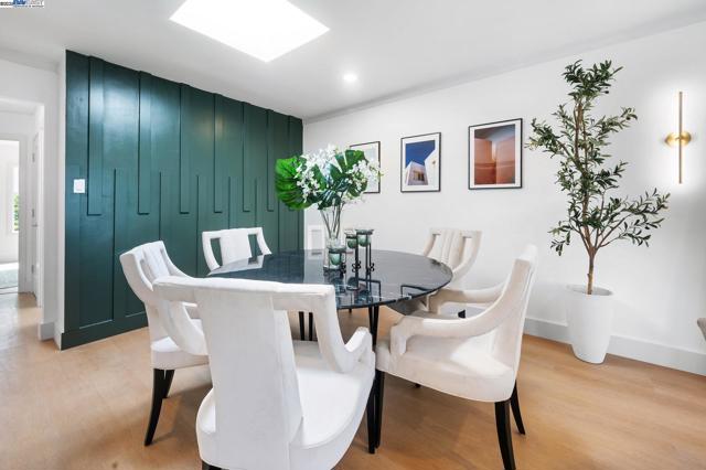282 Bright St, San Francisco CA: https://media.crmls.org/mediaz/52e12f35-72ab-46dc-b0b8-fe1442d745e7.jpg
