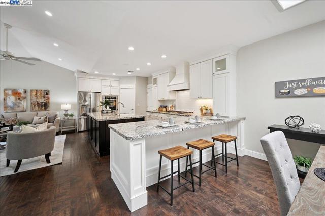 3186 Berkshire Ct, Pleasanton CA: https://media.crmls.org/mediaz/52e1479c-195b-416c-a608-855c269e0d5f.jpg