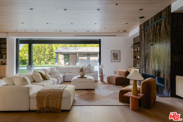 23615 Long Valley Road, Hidden Hills CA: https://media.crmls.org/mediaz/52e181c7-0168-4cbe-93ae-6ad69d9582bd.jpg
