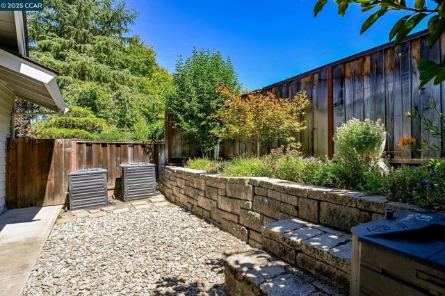 1023 White Gate Rd, Alamo CA: https://media.crmls.org/mediaz/52e263bb-6e2d-417b-a03d-6ce7b6c899eb.jpg