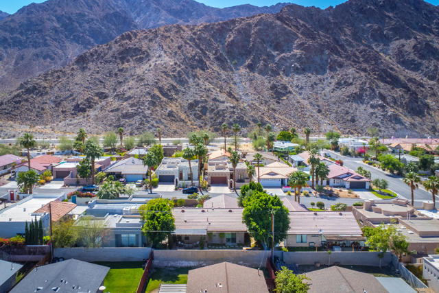 52540 Avenida Juarez, La Quinta CA: https://media.crmls.org/mediaz/52e29a8f-5558-41ed-bc48-1b9da9851311.jpg