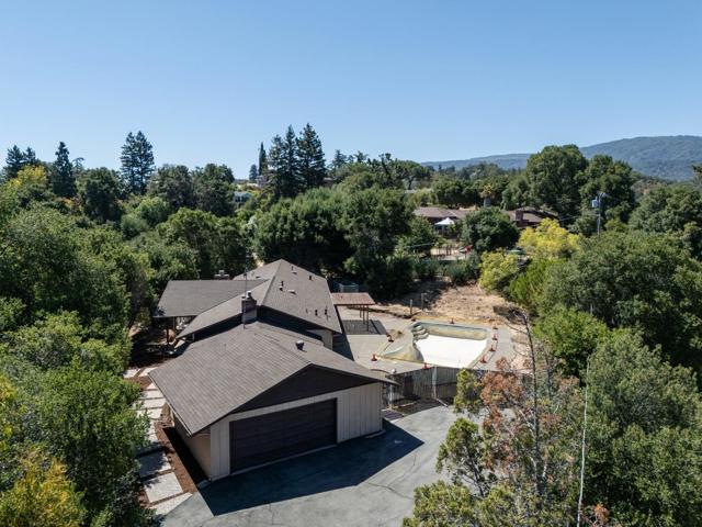 26792 Robleda Court, Los Altos Hills CA: https://media.crmls.org/mediaz/52e2cc06-3a71-4a5c-885e-a9e9c3b1f262.jpg