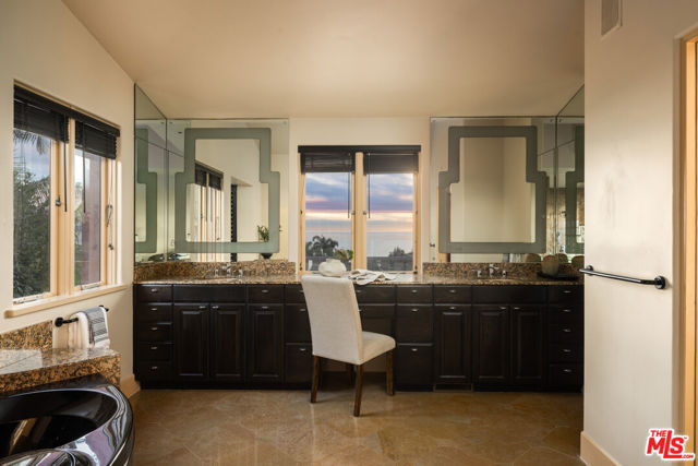 93 Laurel Drive, Rancho Palos Verdes CA: https://media.crmls.org/mediaz/52e3cafa-0acb-404e-9146-129a0e894821.jpg