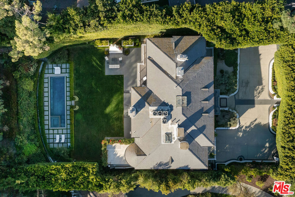 https://media.crmls.org/mediaz/52e46477-960f-45f0-a80e-188f556e5d69.jpg?preset=X-Large