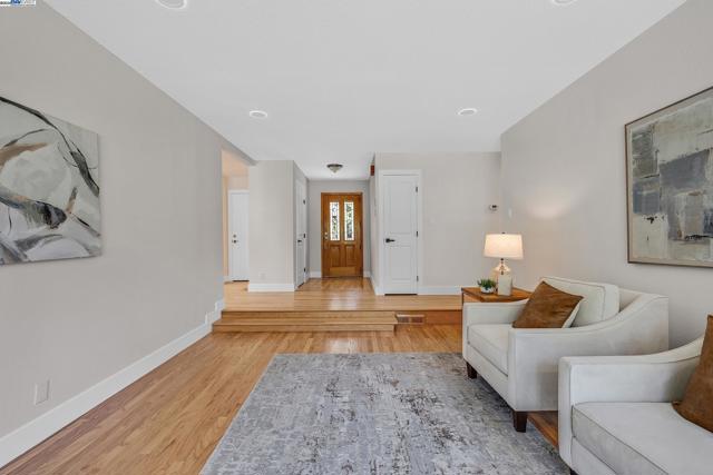 5041 Golden Rd, Pleasanton CA: https://media.crmls.org/mediaz/52e470ef-9a35-416c-aff6-be773464f1a1.jpg