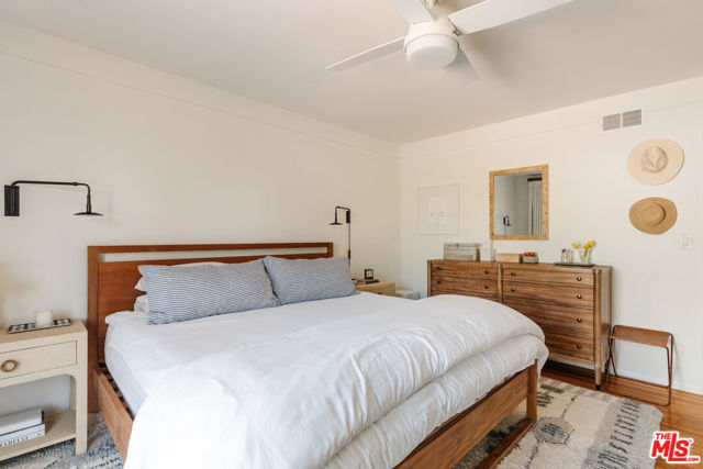 5635 S Chariton Avenue, Los Angeles CA: https://media.crmls.org/mediaz/52e4d3be-c652-4d39-82f2-089481f3b222.jpg