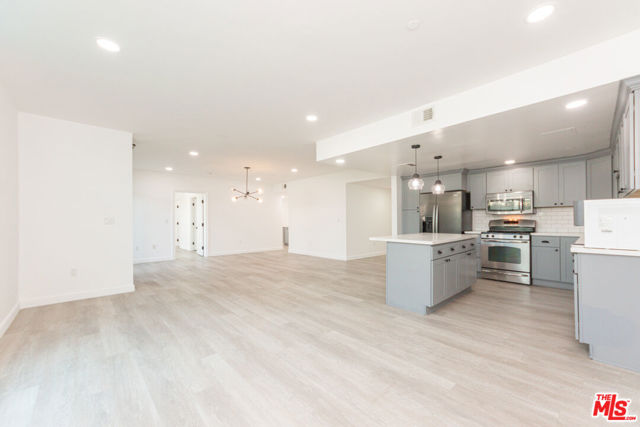 332 S Oxford Avenue, Los Angeles CA: https://media.crmls.org/mediaz/52e5cbe1-c500-4764-bb75-b019658b9145.jpg