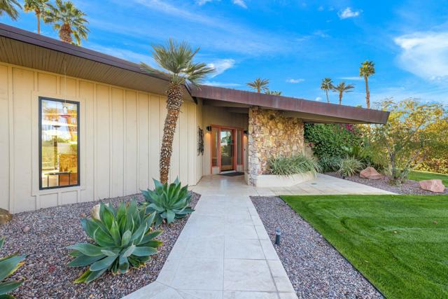 45371 Rancho Palmeras Drive, Indian Wells CA: https://media.crmls.org/mediaz/52e65829-6c8f-4487-b202-fe2d3bde5639.jpg