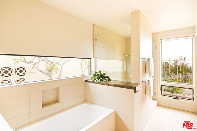 5284 Los Diegos Way, Los Angeles CA: https://media.crmls.org/mediaz/52e68fe7-bc26-4511-9c05-463717335d11.jpg