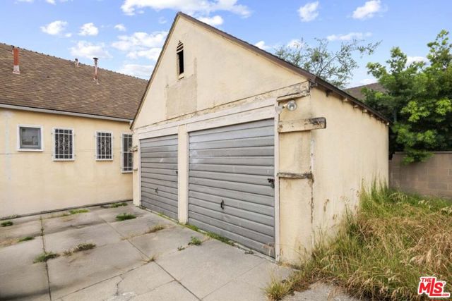 1601 S Shenandoah Street, Los Angeles CA: https://media.crmls.org/mediaz/52e6afb3-147e-48d8-93b2-55ebb08c653f.jpg