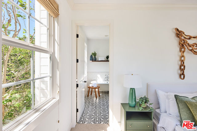 28830 Hampton Place, Malibu CA: https://media.crmls.org/mediaz/52e7d883-32f0-4ede-8eeb-47f15f70cf48.jpg