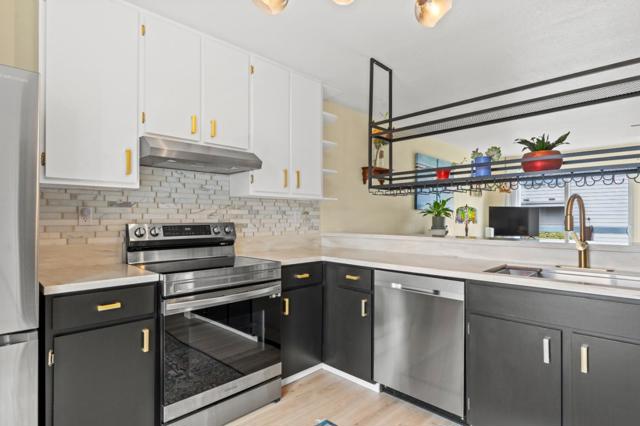 3095 Marina Drive, Marina CA: https://media.crmls.org/mediaz/52e8c0d6-a9d6-4f14-bf33-47d5f30d65a8.jpg