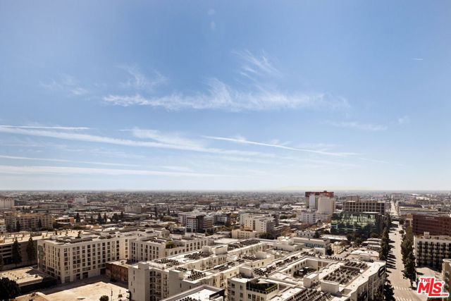 1155 S Grand Avenue, Los Angeles CA: https://media.crmls.org/mediaz/52ea6075-9b5f-4209-8f9a-399b354a1a1c.jpg