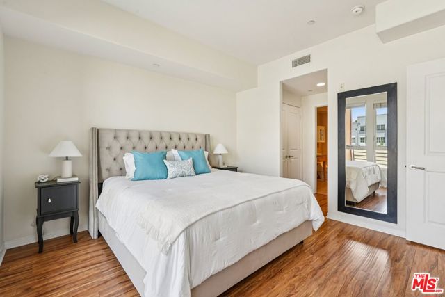 4050 Glencoe Avenue, Marina del Rey CA: https://media.crmls.org/mediaz/52ea8ab0-83f1-43ef-adeb-f0c5600e55c0.jpg