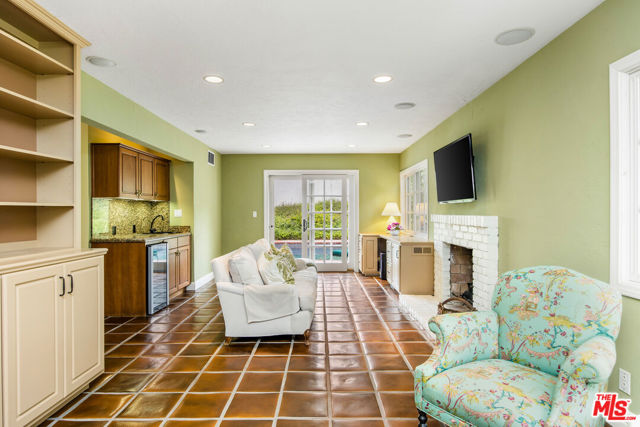 2124 Eric Drive, Los Angeles CA: https://media.crmls.org/mediaz/52ea8dbf-d44b-4959-841b-19eff4df6a35.jpg