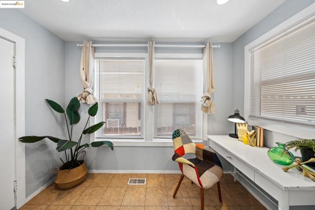 1547 68Th Ave, Oakland CA: https://media.crmls.org/mediaz/52ea9178-5640-41a2-9b94-88ecf5d51f1c.jpg