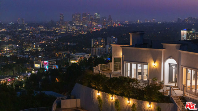 8527 Hedges Way, Los Angeles CA: https://media.crmls.org/mediaz/52ec3d31-e3d1-4954-af07-6cb19e734be9.jpg