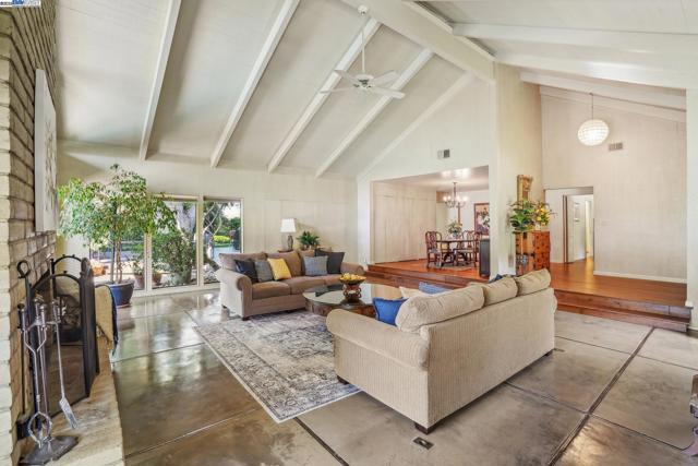 419 Burkhard Rd, Patterson CA: https://media.crmls.org/mediaz/52ed9140-c442-42d1-b331-460f1e2edd1a.jpg