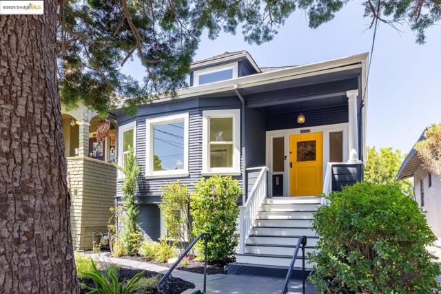 824 Arlington Avenue, Oakland CA: https://media.crmls.org/mediaz/52edb1c0-fb86-42b7-bb41-4b2703cc8e45.jpg