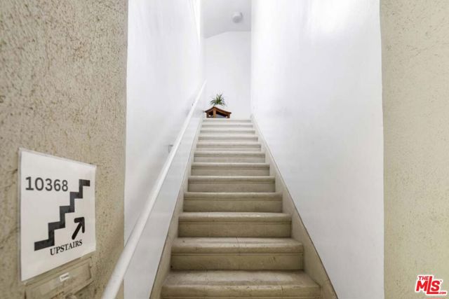 10366 Ashton Avenue, Los Angeles CA: https://media.crmls.org/mediaz/52ee0cb9-7dde-47e7-822f-de6f37270996.jpg
