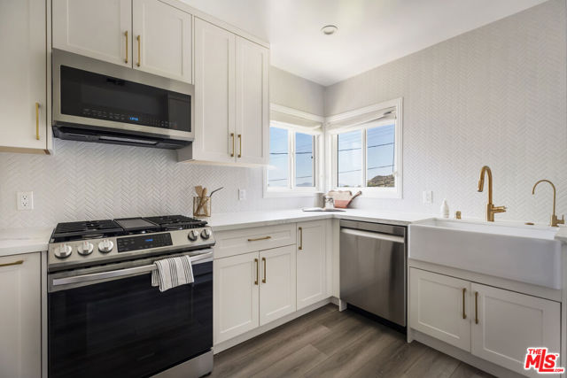 1142 Arbor Dell Road, Los Angeles CA: https://media.crmls.org/mediaz/52ef4d6b-e1c0-4edc-bccb-3c947899ec17.jpg