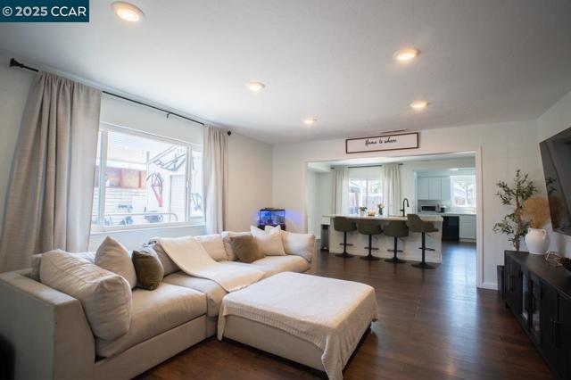 9 W Madill St, Antioch CA: https://media.crmls.org/mediaz/52ef6a47-38f2-4a6e-812b-5b85f9d659d2.jpg