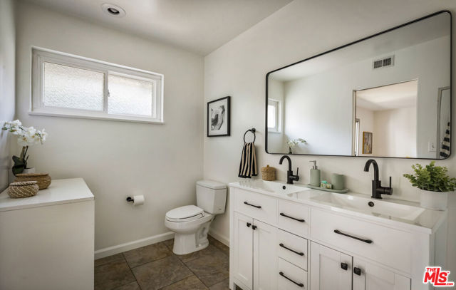1943 Coolidge Avenue, Altadena CA: https://media.crmls.org/mediaz/52efae8e-6e09-466d-a06a-43d028108666.jpg