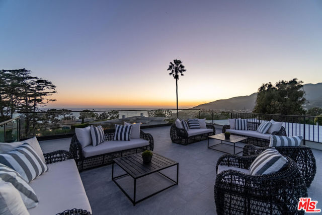 286 Quadro Vecchio Drive, Pacific Palisades CA: https://media.crmls.org/mediaz/52f026dc-8ceb-435e-8242-c3c888407731.jpg