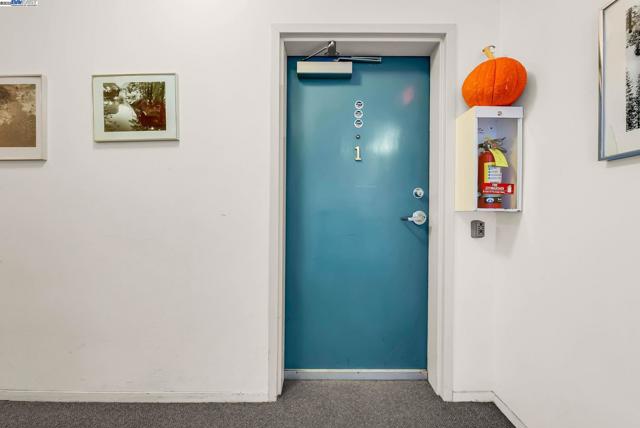 400 Wayne Ave, Oakland CA: https://media.crmls.org/mediaz/52f2b52f-0d48-4aa3-965a-ffb4ea805a5a.jpg