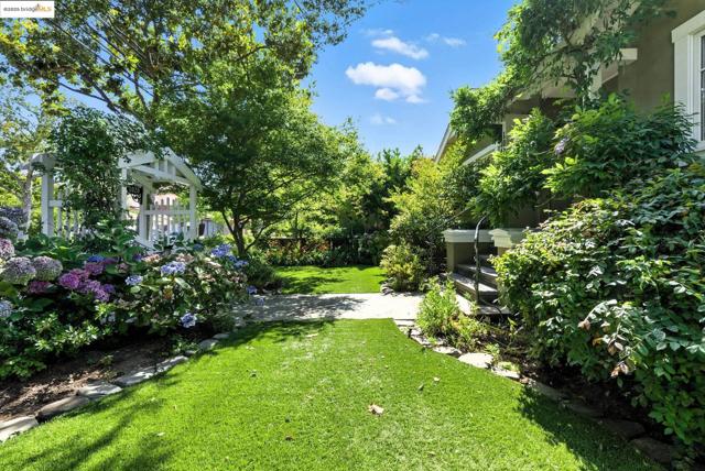 1020 Channing Ave, Palo Alto CA: https://media.crmls.org/mediaz/52f32c9a-cfc5-4648-85c6-5d1523e5c705.jpg