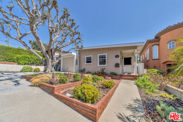 458 28th Street, Hermosa Beach, California 90254, 2 Bedrooms Bedrooms, ,2 BathroomsBathrooms,Residential,Sold,28th,22193573