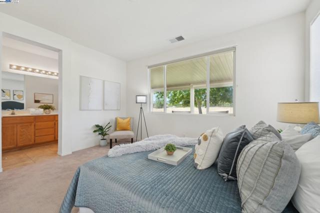 491 Central Park Pl, Brentwood CA: https://media.crmls.org/mediaz/52f6cf93-db3c-4fa4-a74b-12bd1b6d260c.jpg