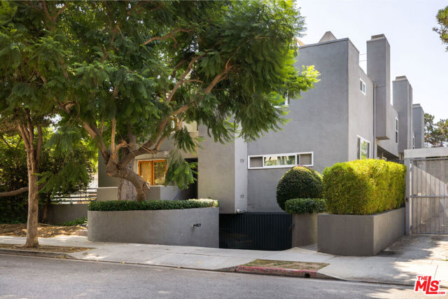 2408 34th Street, Santa Monica CA: https://media.crmls.org/mediaz/52f6ef3c-6d18-493f-a3cd-35c1bd8fa15c.jpg