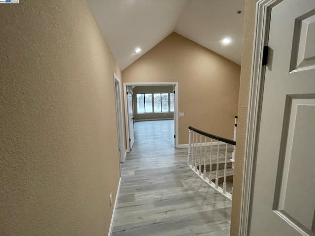 706 Widgeon St, Foster City CA: https://media.crmls.org/mediaz/52f72c33-6873-48aa-844e-4b04c89c81a0.jpg