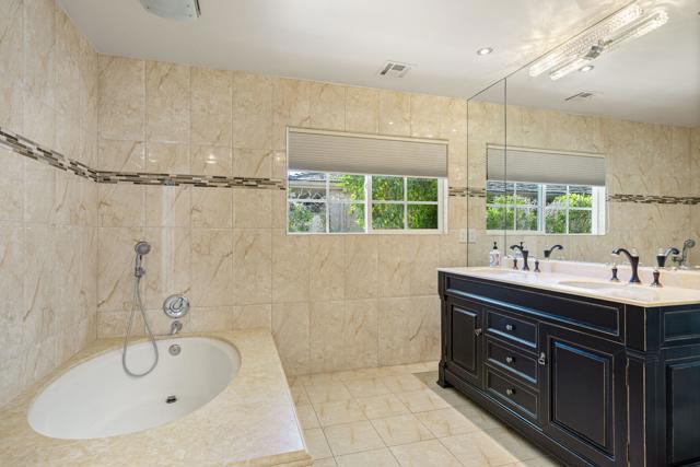 4 Dartmouth Drive, Rancho Mirage CA: https://media.crmls.org/mediaz/52f7ab9c-e4e7-4fe6-a825-6bed815630fd.jpg