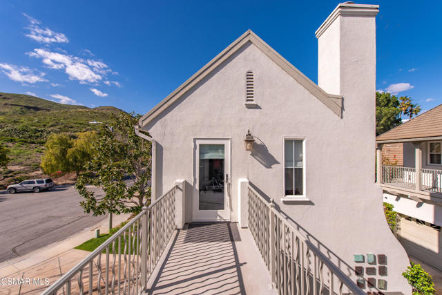 1008 N Country Club Drive, Simi Valley CA: https://media.crmls.org/mediaz/52f7f12a-ba68-4d75-9281-37cb2e427a21.jpg