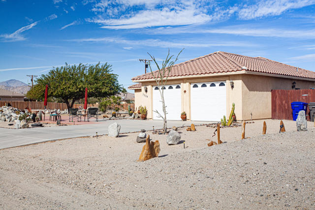 1224 Red Sea Avenue, Thermal CA: https://media.crmls.org/mediaz/52f8a89f-8035-41c3-b314-2ba6fec85e0d.jpg