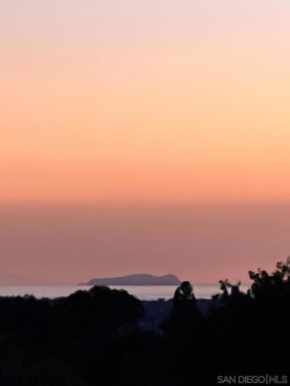https://media.crmls.org/mediaz/52f93ccd-3af0-44c3-907a-c26dce43773b.jpg?preset=X-Large