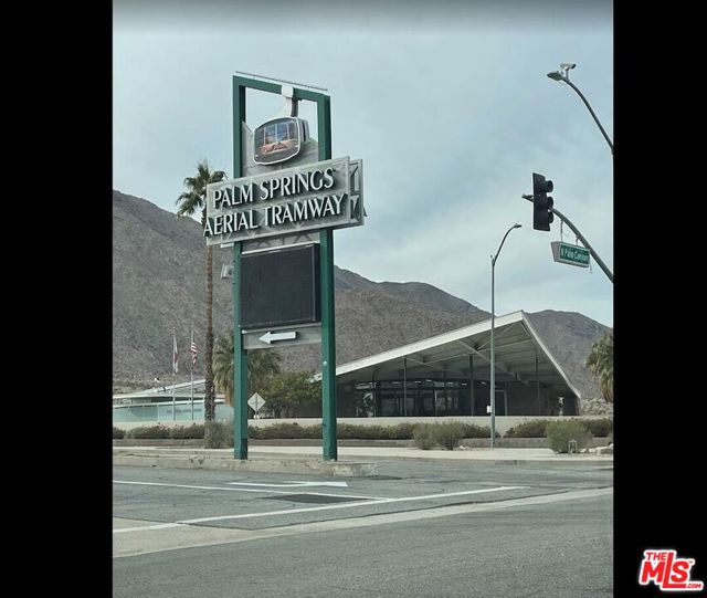 60 La Ronda Drive, Rancho Mirage CA: https://media.crmls.org/mediaz/52fa2958-ddc0-4844-b2c0-42e1e195f5d7.jpg