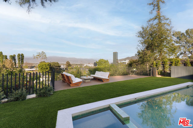 3620 Wrightwood Drive, Studio City CA: https://media.crmls.org/mediaz/52fafce0-c69e-4851-b049-65426d40e613.jpg