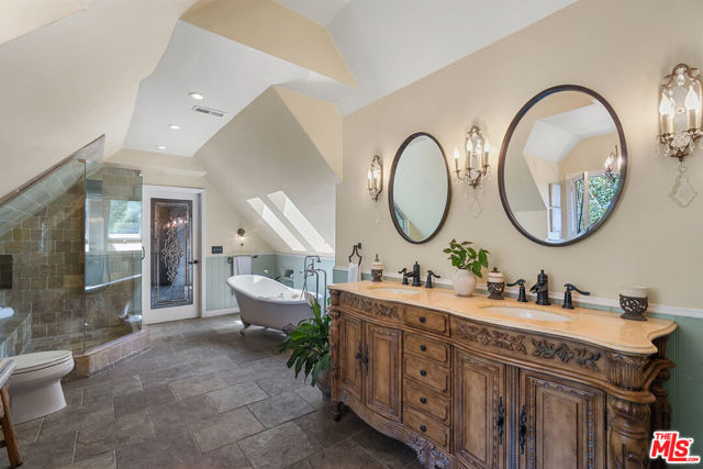 11818 Laurel Hills Road, Studio City CA: https://media.crmls.org/mediaz/52fb2991-e0eb-43ef-a1c6-a0736ce7377d.jpg